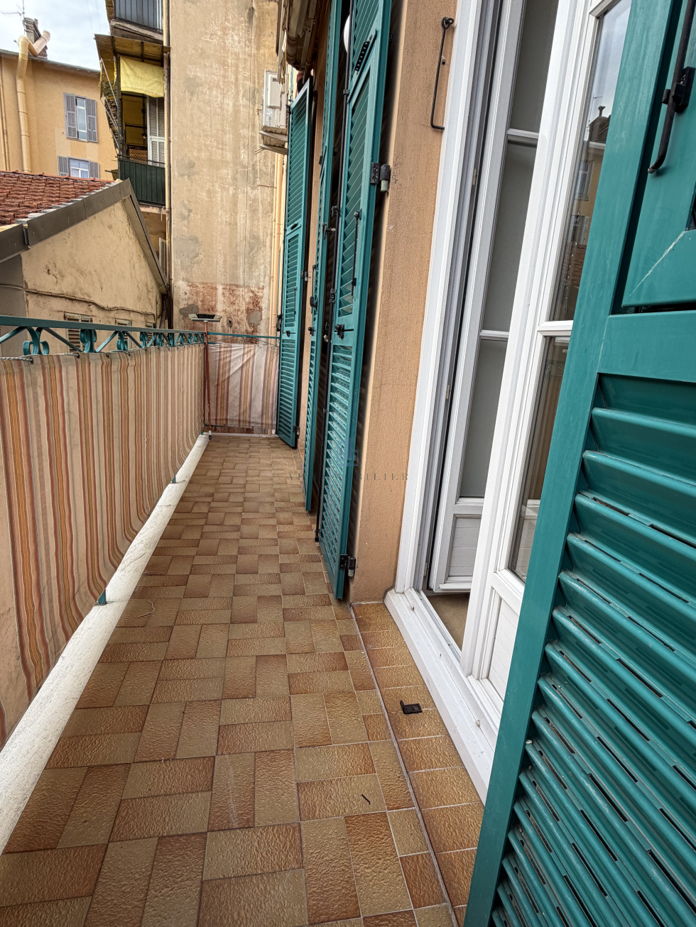 balcon avec store soleil